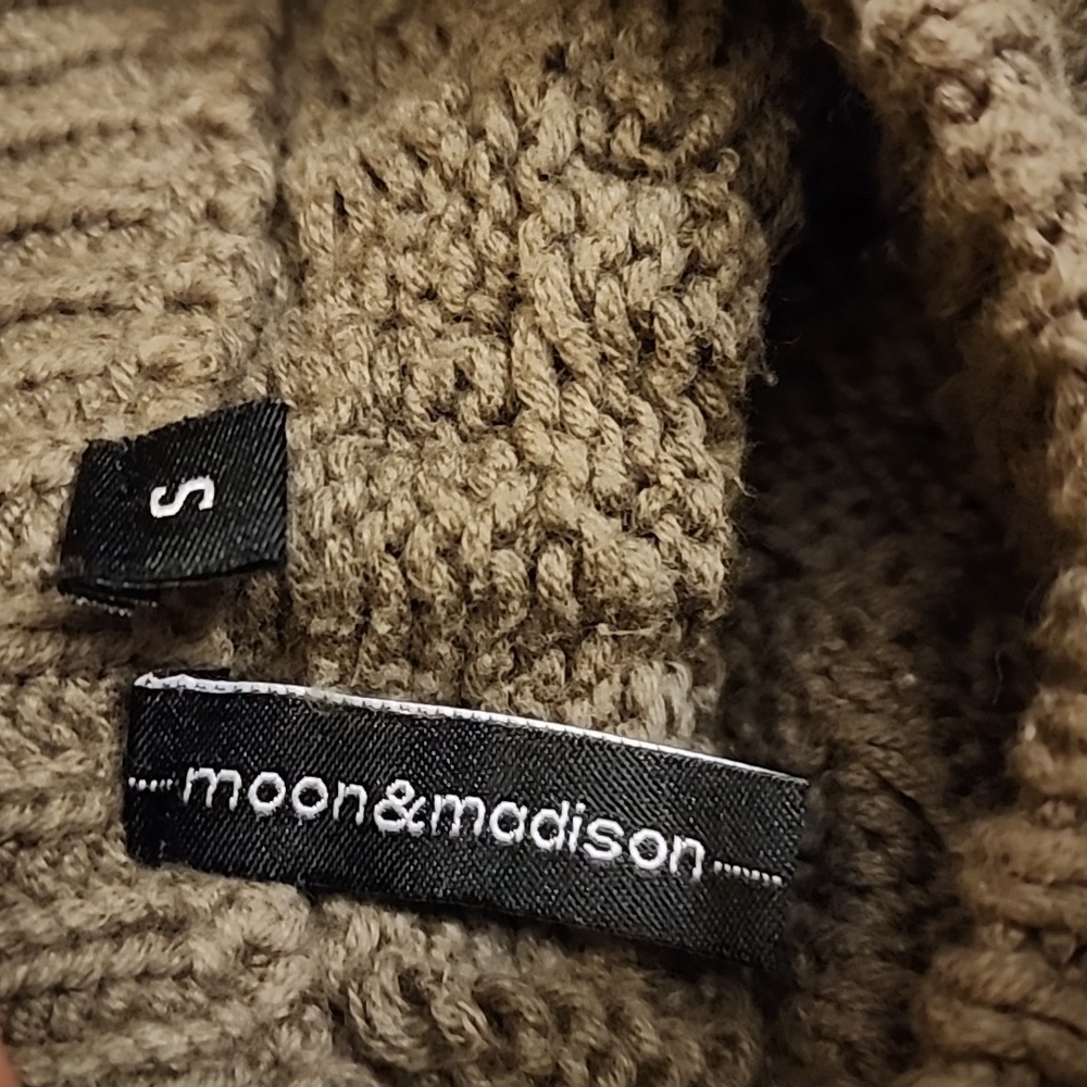 Moon & Madison Cropped Cable Knit Sweater - Picture 5 of 7